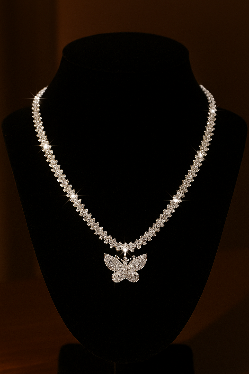 Damski naszyjnik z motylkiem – delikatna biżuteria z kryształkami, naszyjnik 38 cm