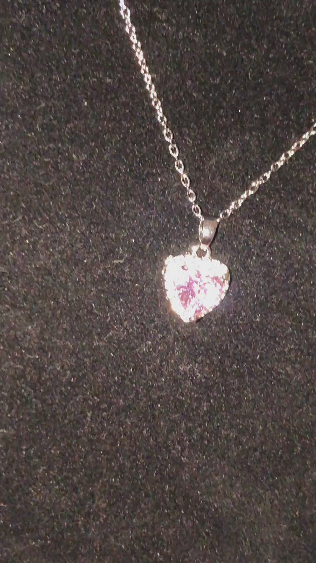 Srebrny łańcuszek z różowym sercem – romantyczny naszyjnik damski