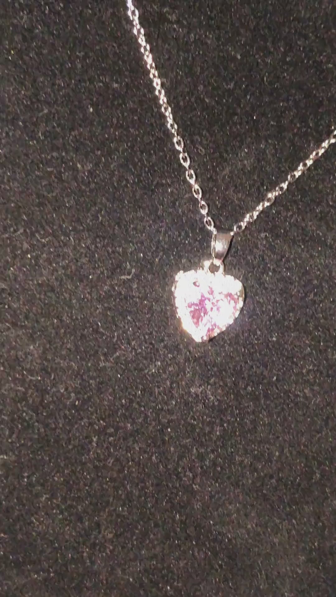 Srebrny łańcuszek z różowym sercem – romantyczny naszyjnik damski