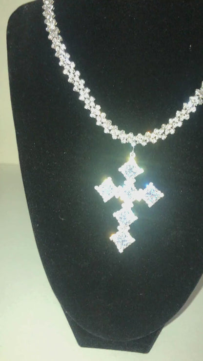 Naszyjnik srebrny z krzyżem i diamentem syntetycznym