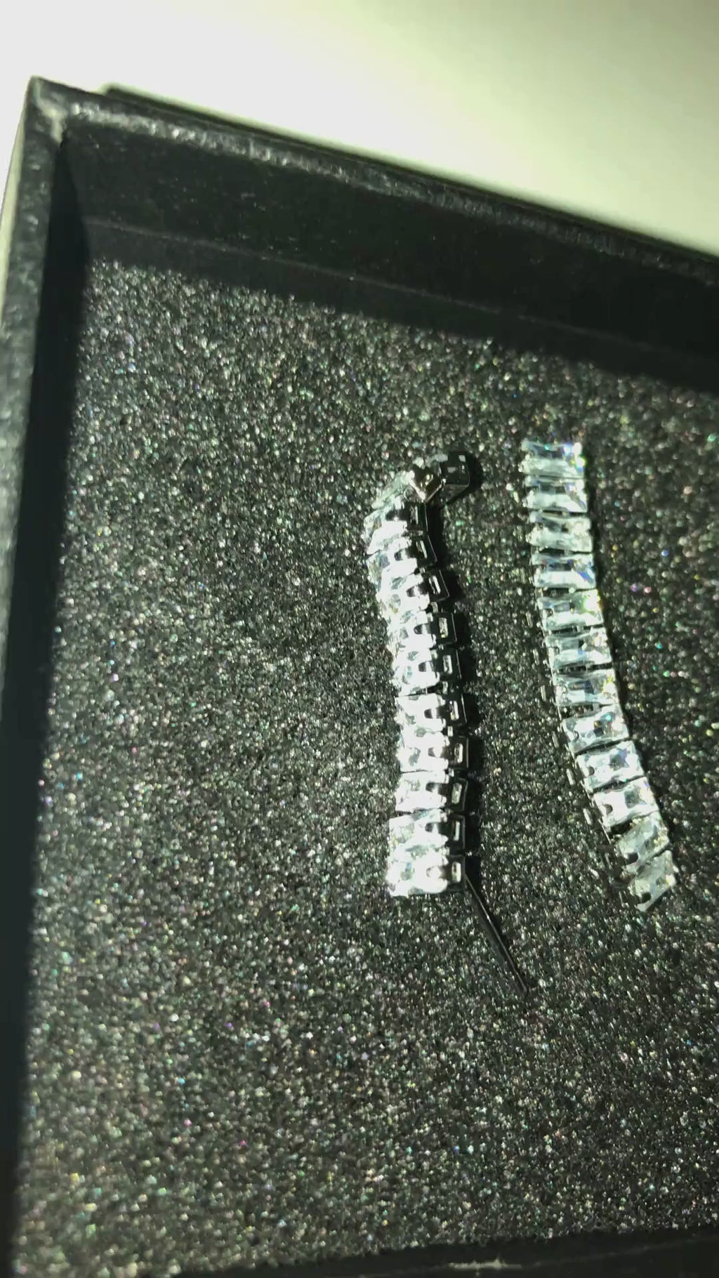 Kolczyki prostokątne z kryształkami – elegancka biżuteria damska, błyszczące diamentowe kolczyki