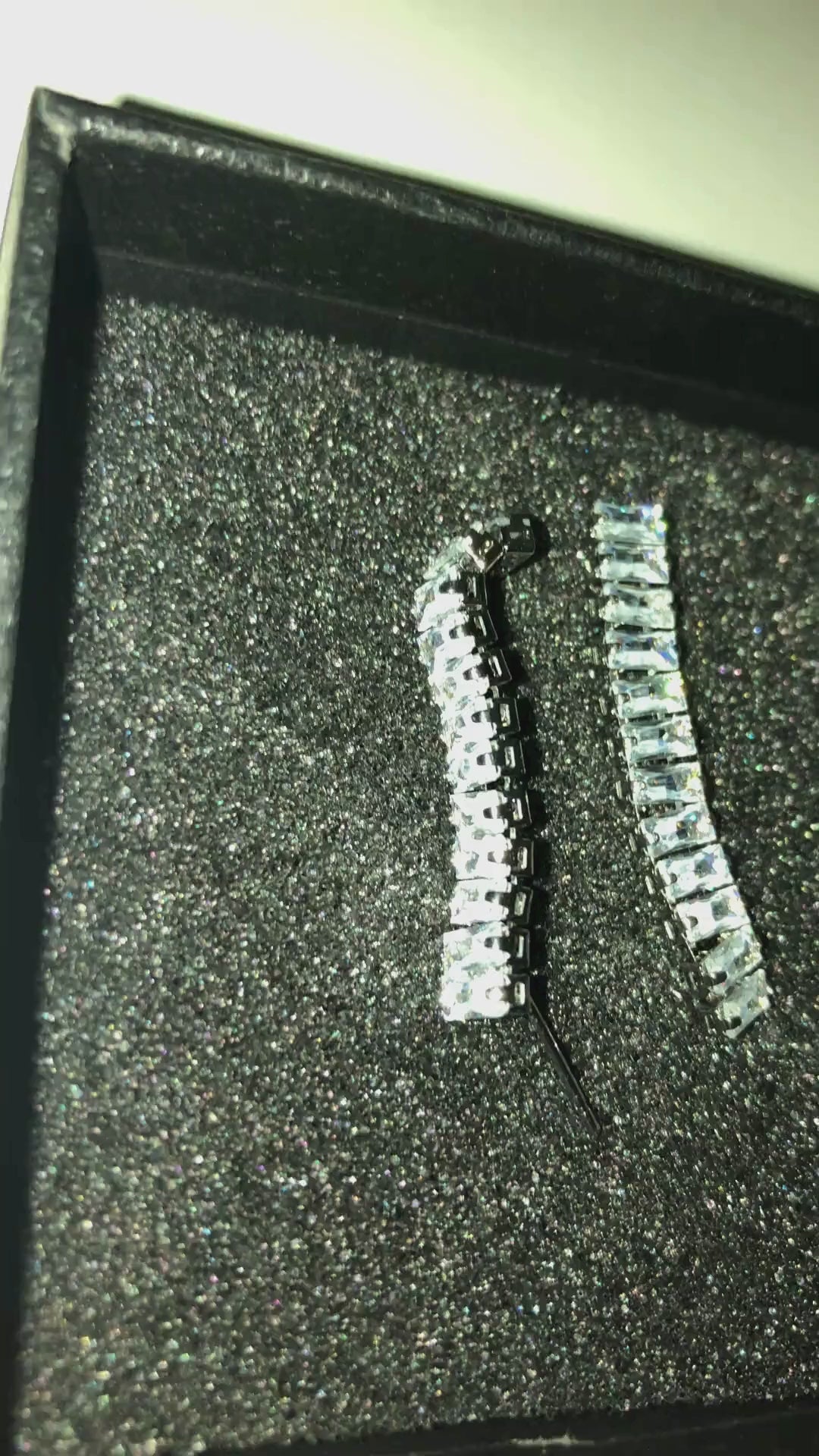 Kolczyki prostokątne z kryształkami – elegancka biżuteria damska, błyszczące diamentowe kolczyki