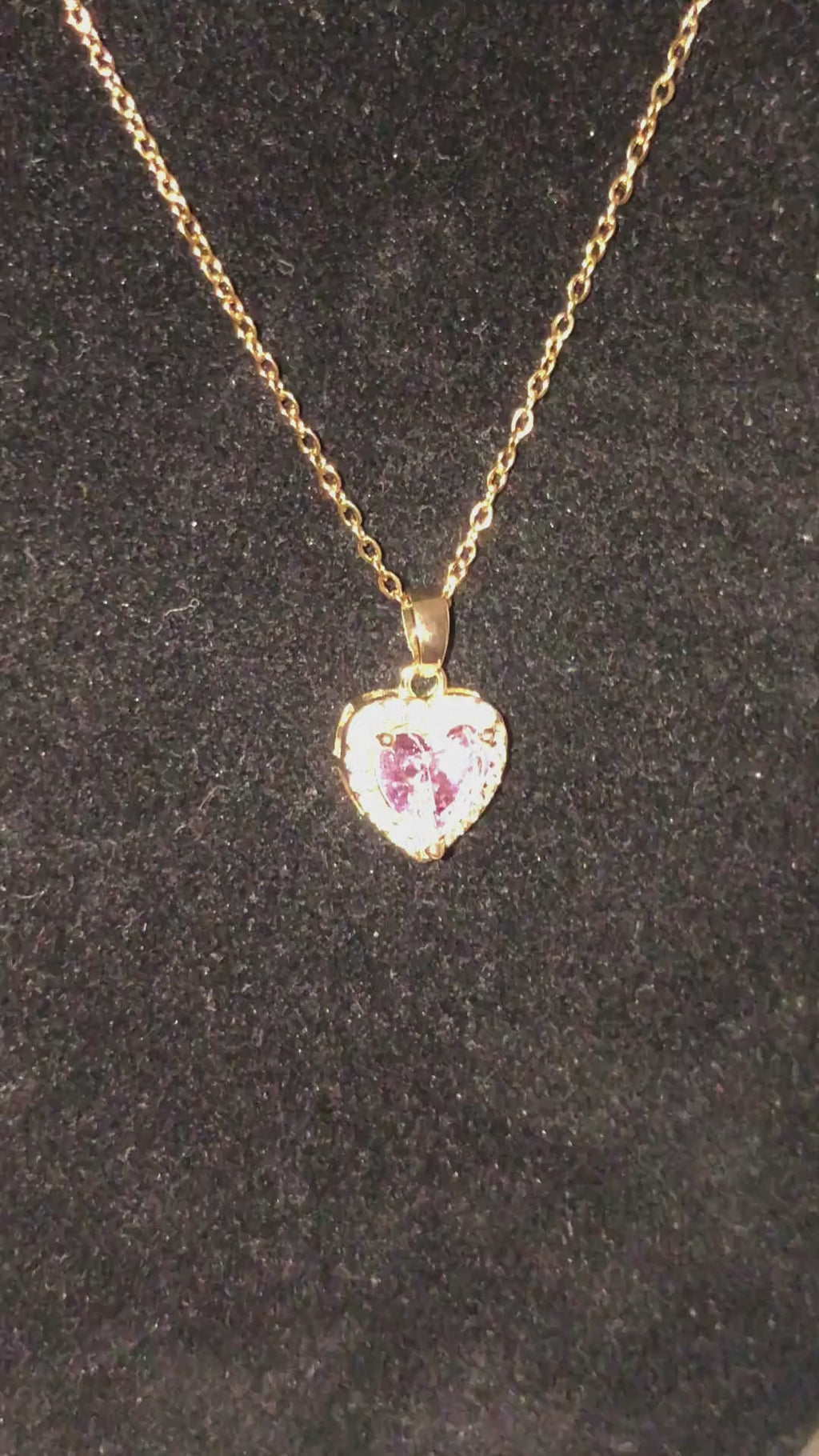 Złoty łańcuszek z różowym sercem – elegancki naszyjnik damski