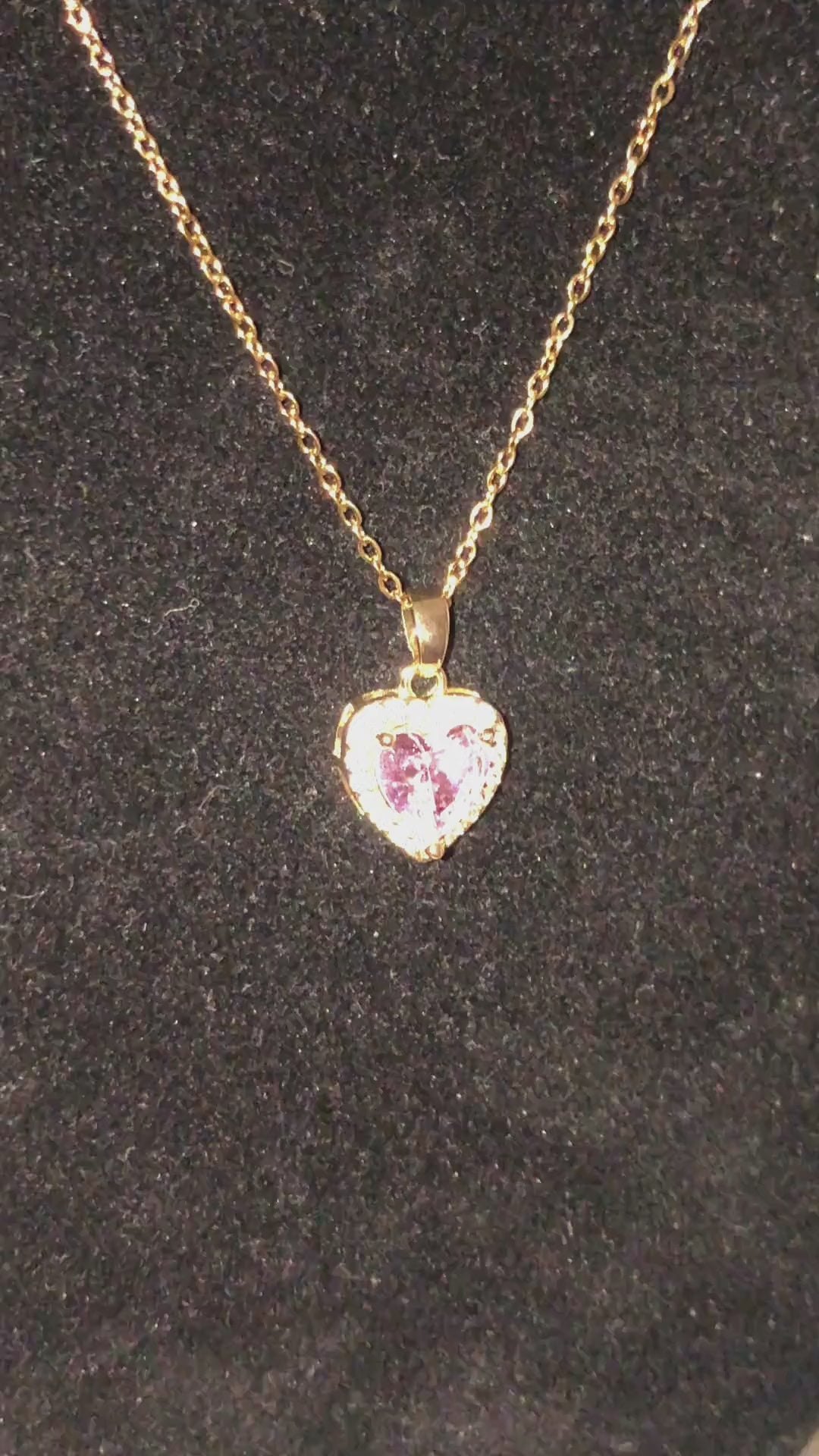 Złoty łańcuszek z różowym sercem – elegancki naszyjnik damski