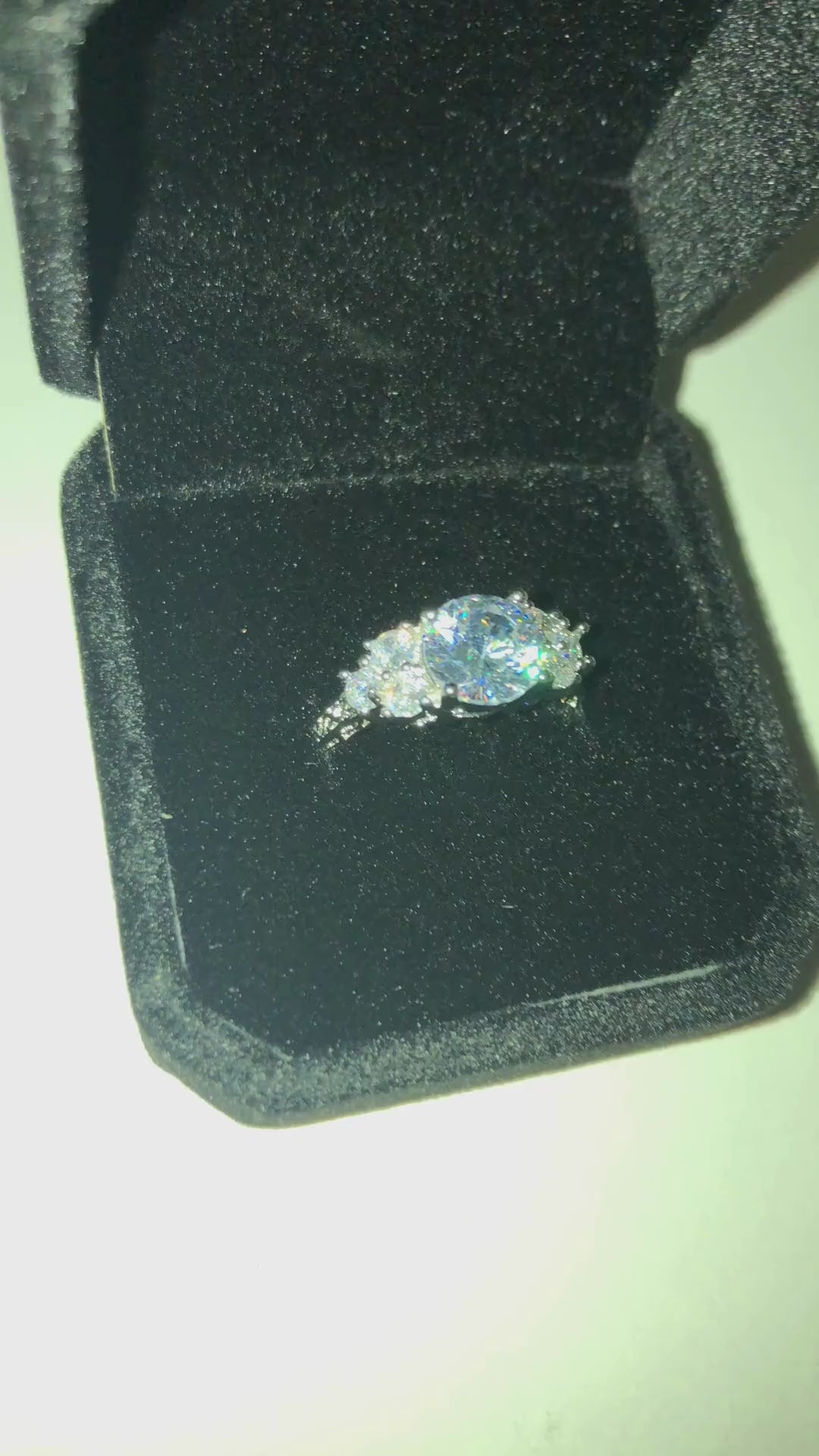 Srebrny pierścionek w kształcie kwiatu – kobiecy pierścionek z kryształkami